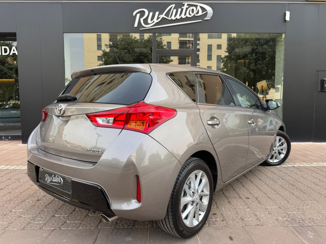 TOYOTA Auris 120D Live