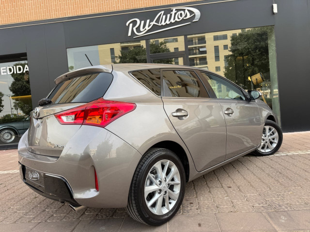 TOYOTA Auris 120D Live