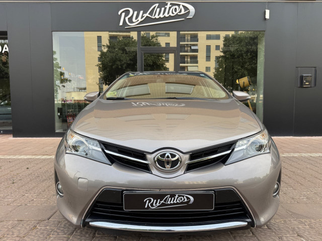 TOYOTA Auris 120D Live