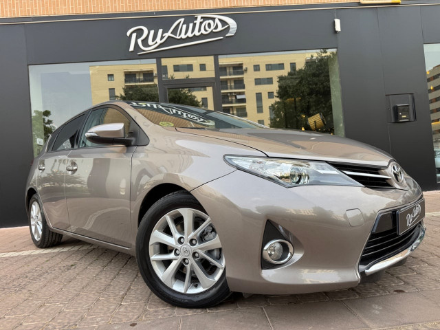TOYOTA Auris 120D Live