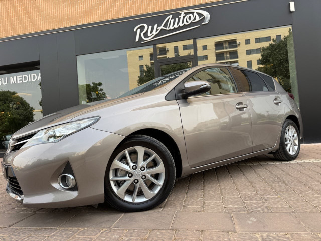 TOYOTA Auris 120D Live