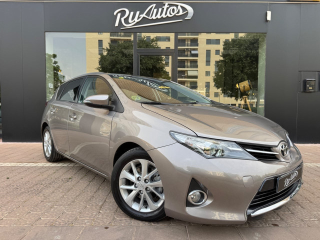 TOYOTA Auris 120D Live