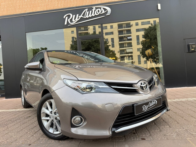 TOYOTA Auris 120D Live