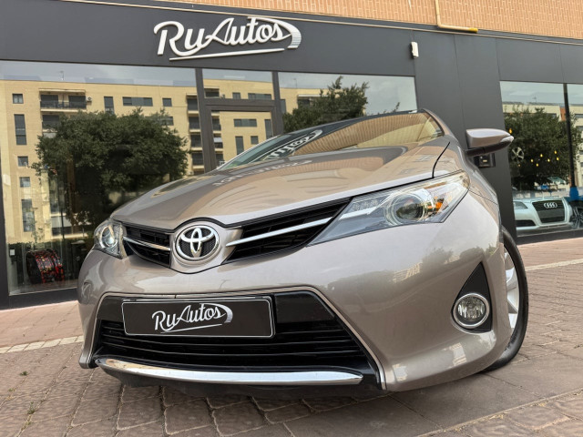 TOYOTA Auris 120D Live