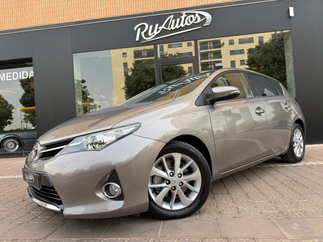 TOYOTA Auris 120D Live