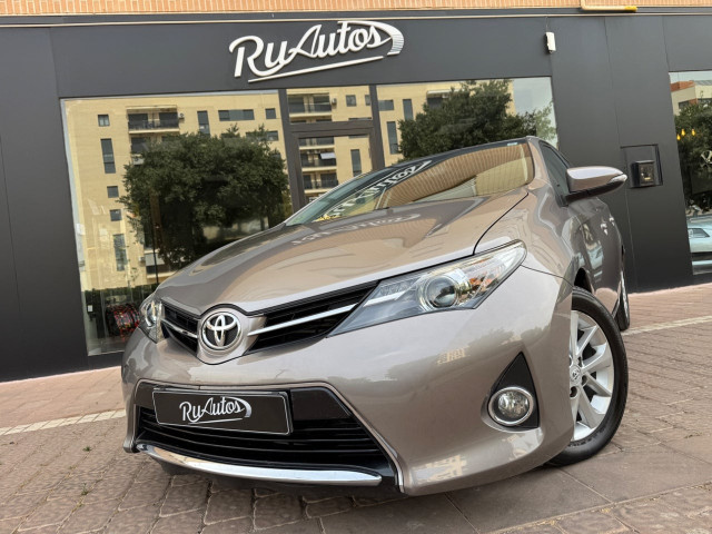 TOYOTA Auris 120D Live