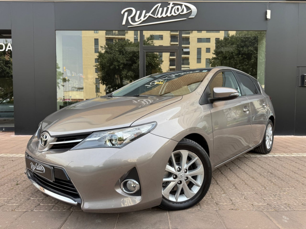 TOYOTA Auris 120D Live